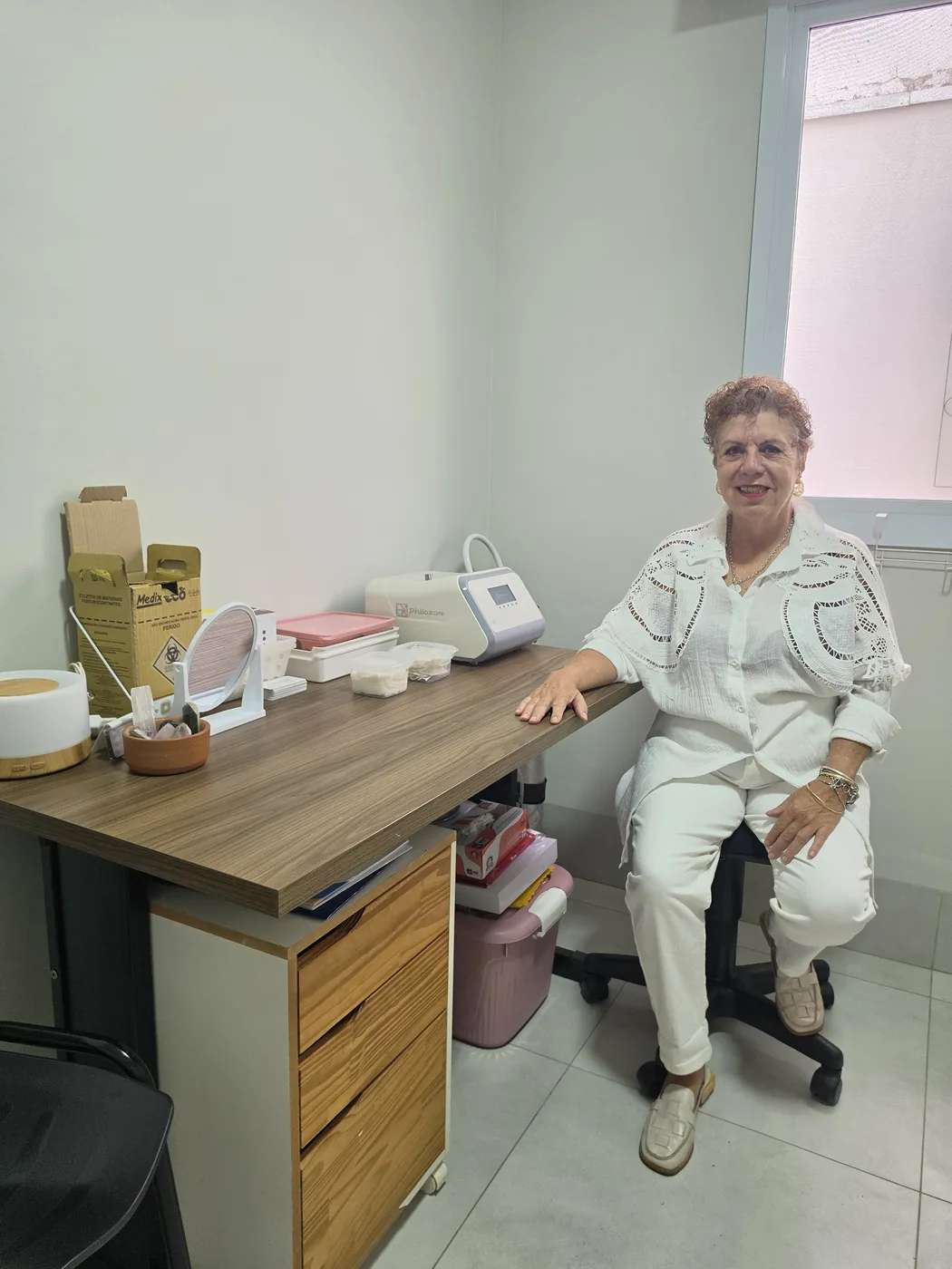 Beth Perez em seu consultório de terapias integrativas