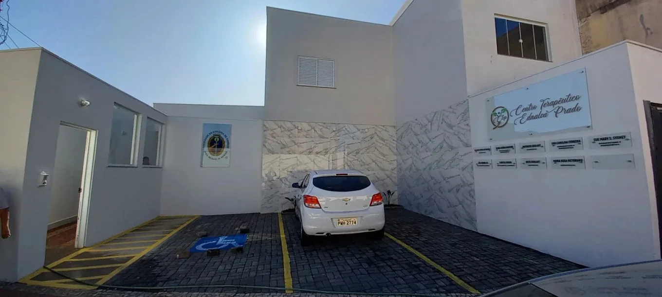 Fachada do Centro Terapêutico CTEP em Uberlândia com estacionamento